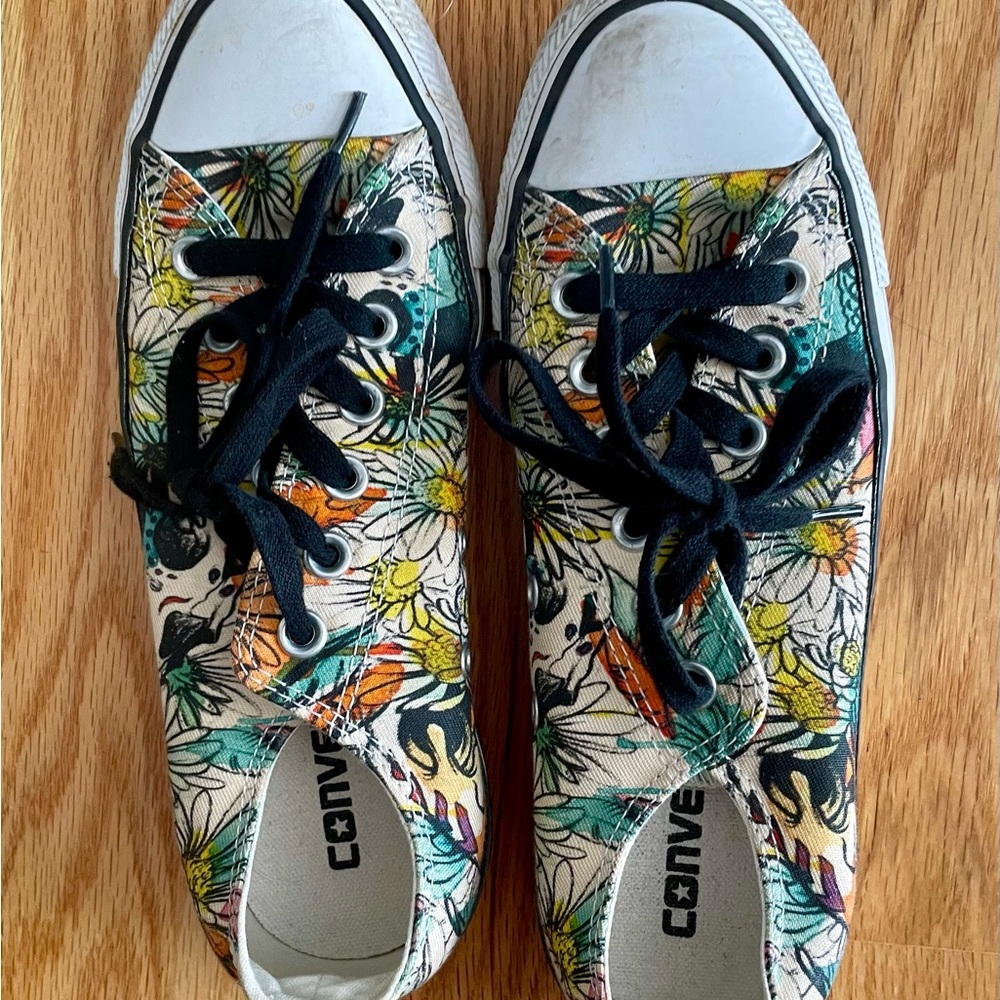 Converse tennis shoes size 7